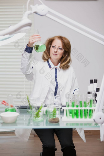 肖像中间年龄女人工作微生物学行业