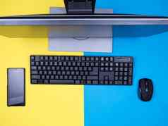 平躺前视图现代电脑桌面蓝色的背景