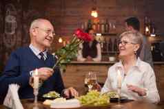 丈夫六十年代给玫瑰妻子餐厅