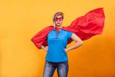 年轻的女人超能英雄服装站自豪地红色的