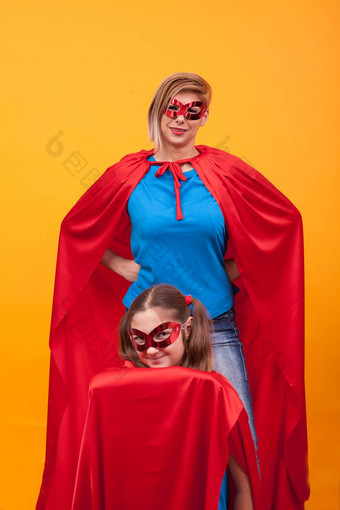 <strong>妈妈</strong>。女儿玩穿着超能英雄