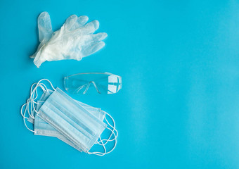医疗保护面具橡胶手套保护眼镜谎言蓝色的背景反病毒保护工具包科维德冠状病毒流感大流行