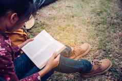 青少年放松阅读书帐篷野餐区域