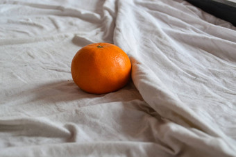 橙色水果恢复原状床上