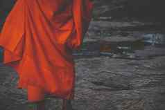 佛教和尚穿藏红花袍