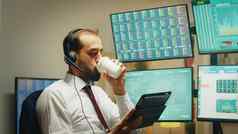 股票市场交易员谈话耳机平板电脑电脑
