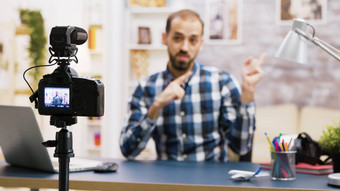 视频博客坐着桌子上生活房间会说话的相机