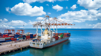 容器船卸货起重机船海港全球业务物流进口出口运费航运运输在世界范围内容器船容器船加载货物货物运费船