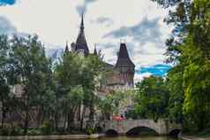 历史建筑布达佩斯Vajdahunyad城堡湖阴天空主要城市公园