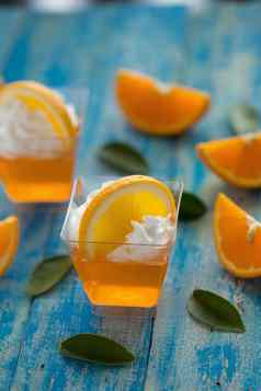 橙色果冻杯生奶油橙色切片