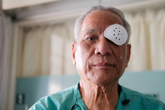 病人覆盖眼睛保护盾眼睛白内障