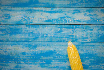 成熟的玉米蓝色的木表格前视图