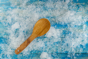 压<strong>碎冰</strong>多维数据集木勺子古董蓝色的木表格