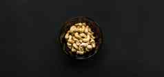 腰果坚果小板黑色的表格背景腰果螺母健康的素食者蛋白质有营养的食物