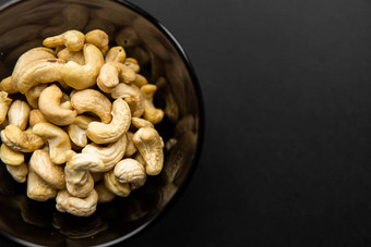 腰果坚果小板黑色的表格背景腰果螺母健康的素食者蛋白质有营养的食物