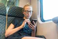 高加索人女旅行者移动电话应用程序旅行火车