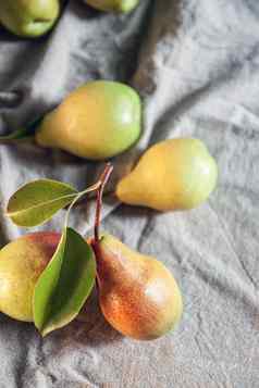 成熟的梨分散平原亚麻桌布简单的村生活食物前视图复制空间