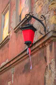 街灯红色的帆布古老的墙房子卢布林波兰