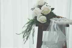 婚礼白色新娘面纱玫瑰花花束木椅子