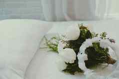 婚礼白色新娘面纱玫瑰花花束床上