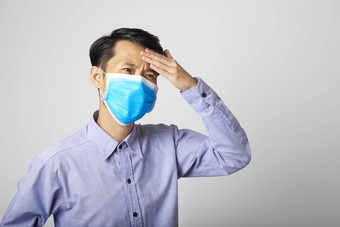 成人亚洲男人。穿外科手术面具覆盖口鼻子疾病症状流感