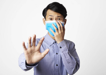 亚洲男人。恐慌障碍穿外科手术面具覆盖口鼻子疫情电晕病毒保护