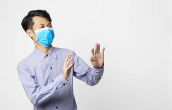 亚洲男人。恐慌障碍穿外科手术面具覆盖口鼻子疫情电晕病毒保护