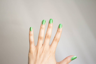 女人手指甲画绿色