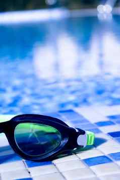 眼镜潜水边缘夏天池