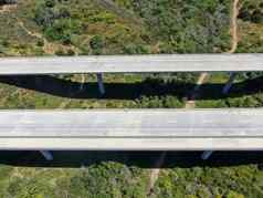 空中视图路高速公路桥高架桥支持谷绿色山