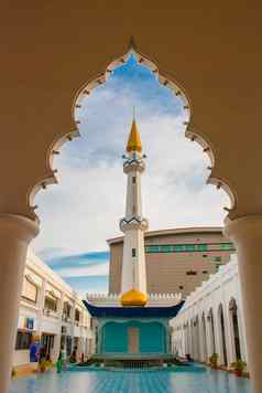 米里捞越婆罗洲马来西亚3月清真寺at-taqwa清真寺金圆顶棕榈树米里城市婆罗洲