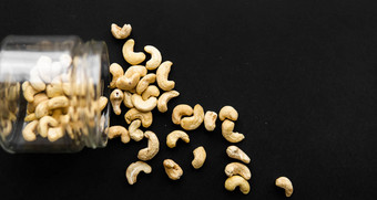 腰果坚果分散黑色的表格Jar腰果螺母健康的素食者蛋白质有营养的食物