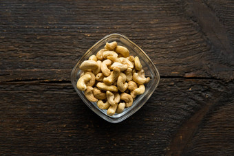 腰果坚果小板古董木表格背景腰果螺母健康的素食者蛋白质有营养的食物