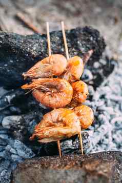 王虾烤木炭食物在户外烹饪