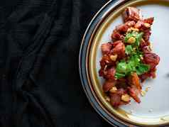 炸猪肉大蒜泰国食物成分猪肉肋骨装修菜红色的辣椒大蒜香菜白色板