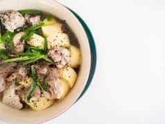 煮熟的猪肉豆腐汤泰国食物味道甜蜜的咸成分蛋豆腐剁碎猪肉海藻蘑菇香菜胡椒春天洋葱健康的食物