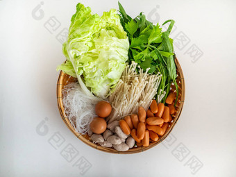 成分泰国寿喜烧汤包括蘑菇香肠猪肉球早....荣耀中国人卷心菜粉丝芹菜蛋篮子白色背景