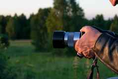 伸出的手男人。摄影师皮革夹克拍摄对象森林自然