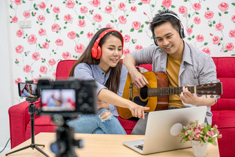 亚洲视频博客结婚了夫妇玩分享音乐