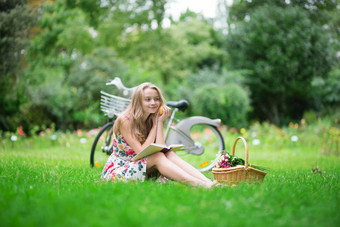 年轻的女孩阅读书农村