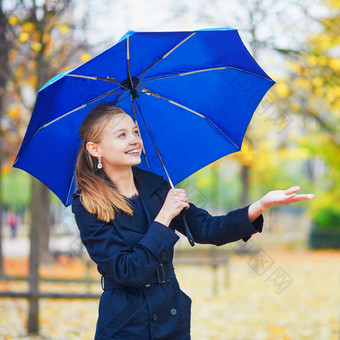 年轻的女人蓝色的伞卢森堡花园巴黎秋天春天多雨的一天