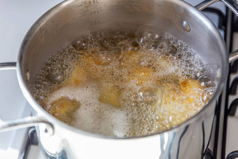 锅土豆烹饪沸腾水