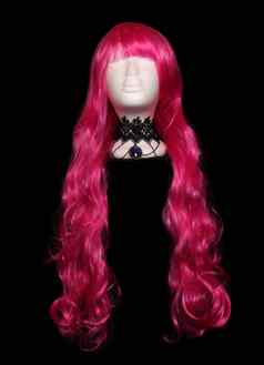 粉红色的假发人体模型头项链