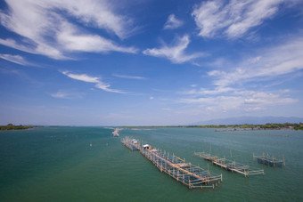 浮动鱼农场海清晰的天空