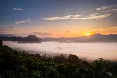 多云的多雾的景观视图前视图山日出时机