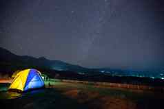 乳白色的星星晚上清晰的天空山野营帐篷