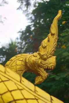 镀金雕塑龙蛇神话保护器生物入口佛教寺庙銮prabang老挝