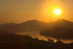 日落朦胧的山湄公河河视图山phou銮prabang老挝