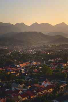 升高视图城市銮prabang老挝日落山背景