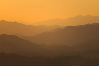 橙色天空<strong>朦胧</strong>的山銮prabang老挝视图前山phou